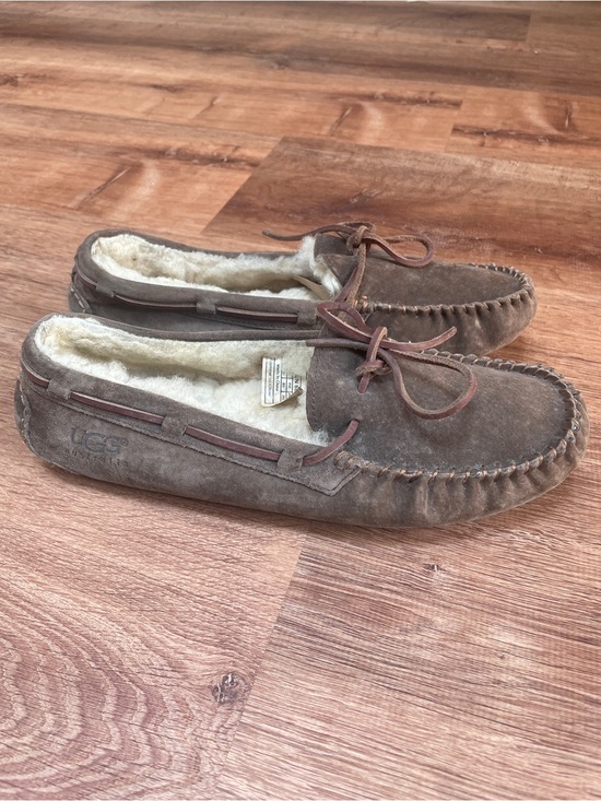 UGG Shoes - UGG Dakota Moccasins Slippers Brown Shearling Womens Size 9